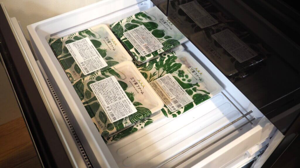 美味しい冷凍宅食光星ファームのサイズ感チェック冷凍庫に入れている画像