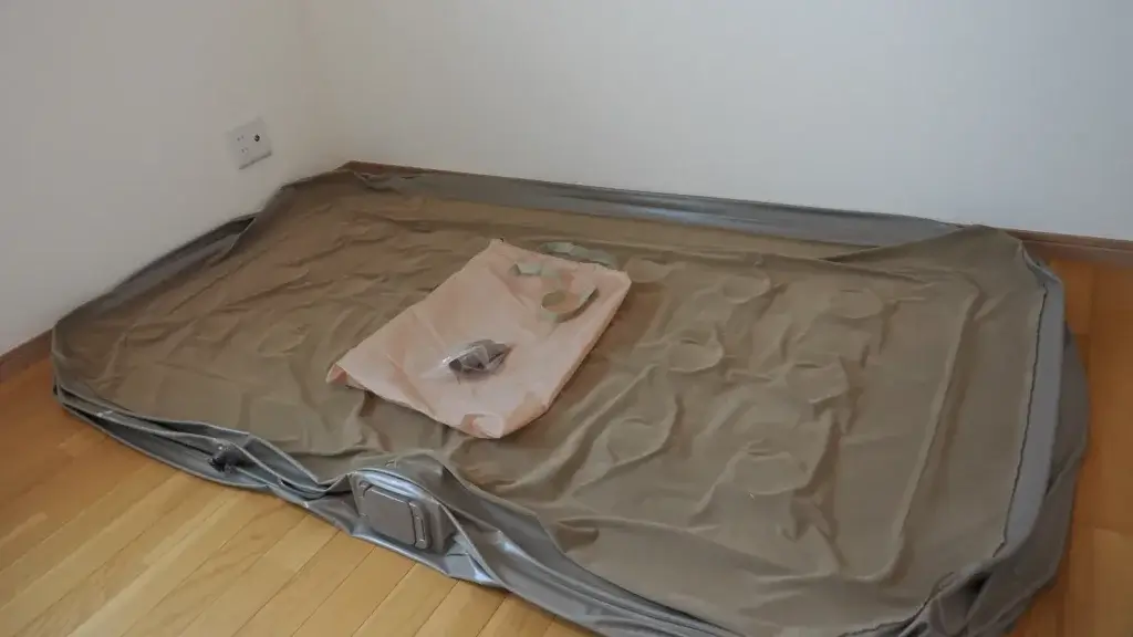 来客用エアベッドを部屋の床に広げて設置した状態